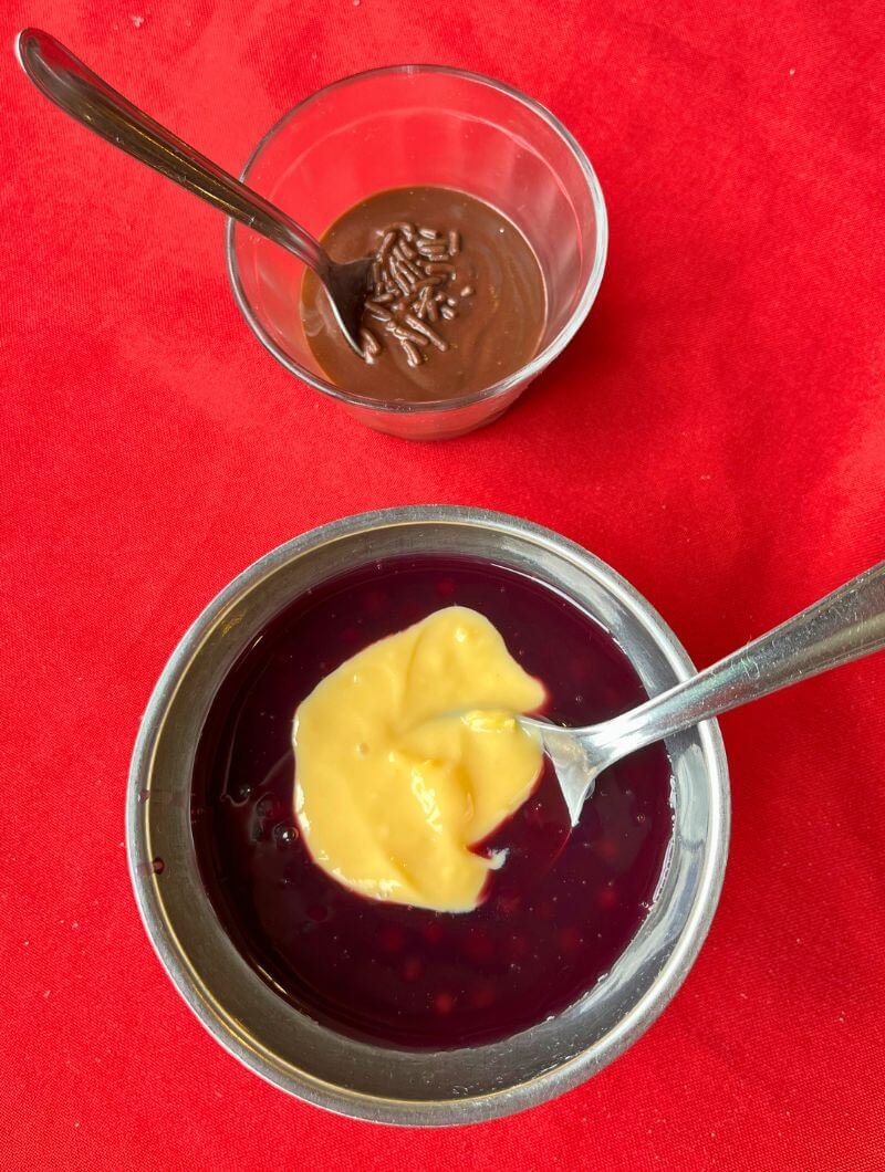 Sobremesas da casa em Nova Petrópolis: sagu com creme e mousse de chocolate no Galeto Piccolo Pollo.