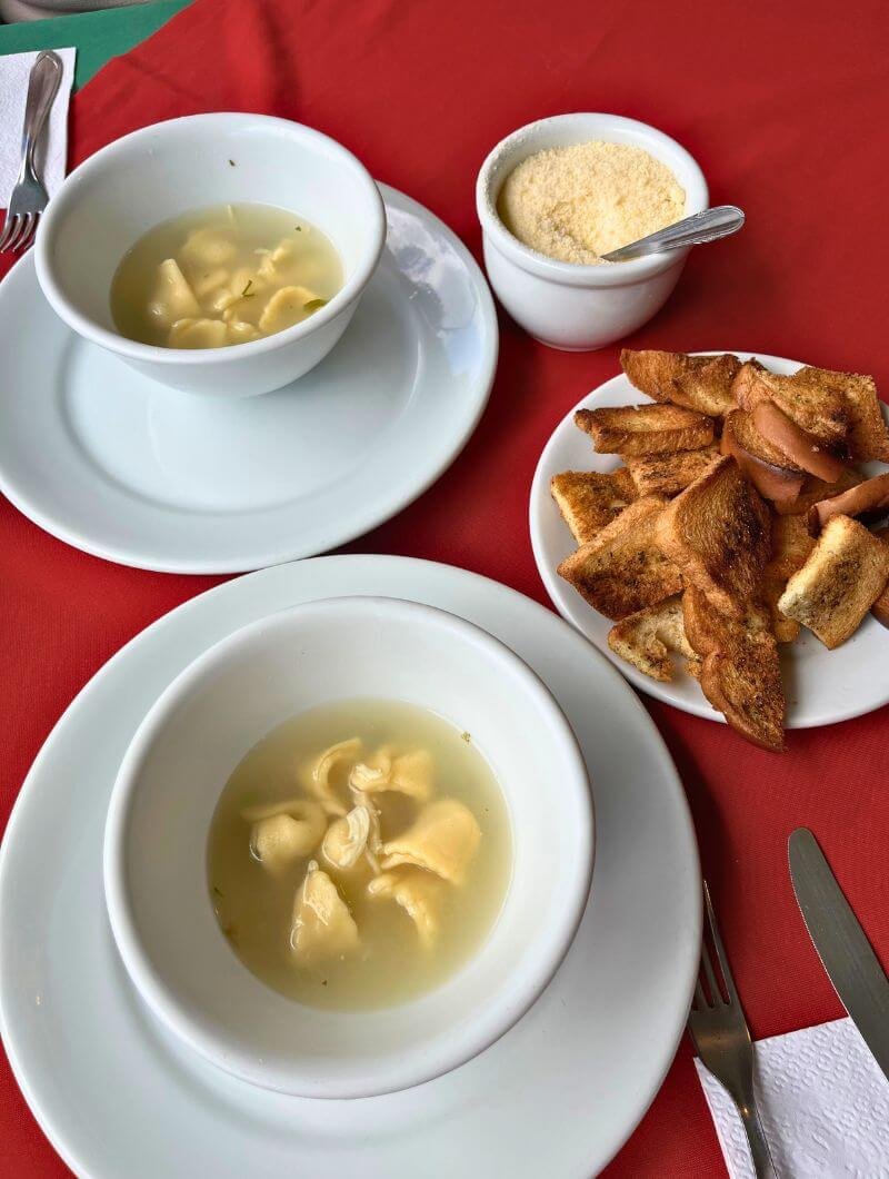 Sopa de cappelletti com queijo ralado e torradas no Galeto Piccolo Pollo, especialidade em Nova Petrópolis (RS).